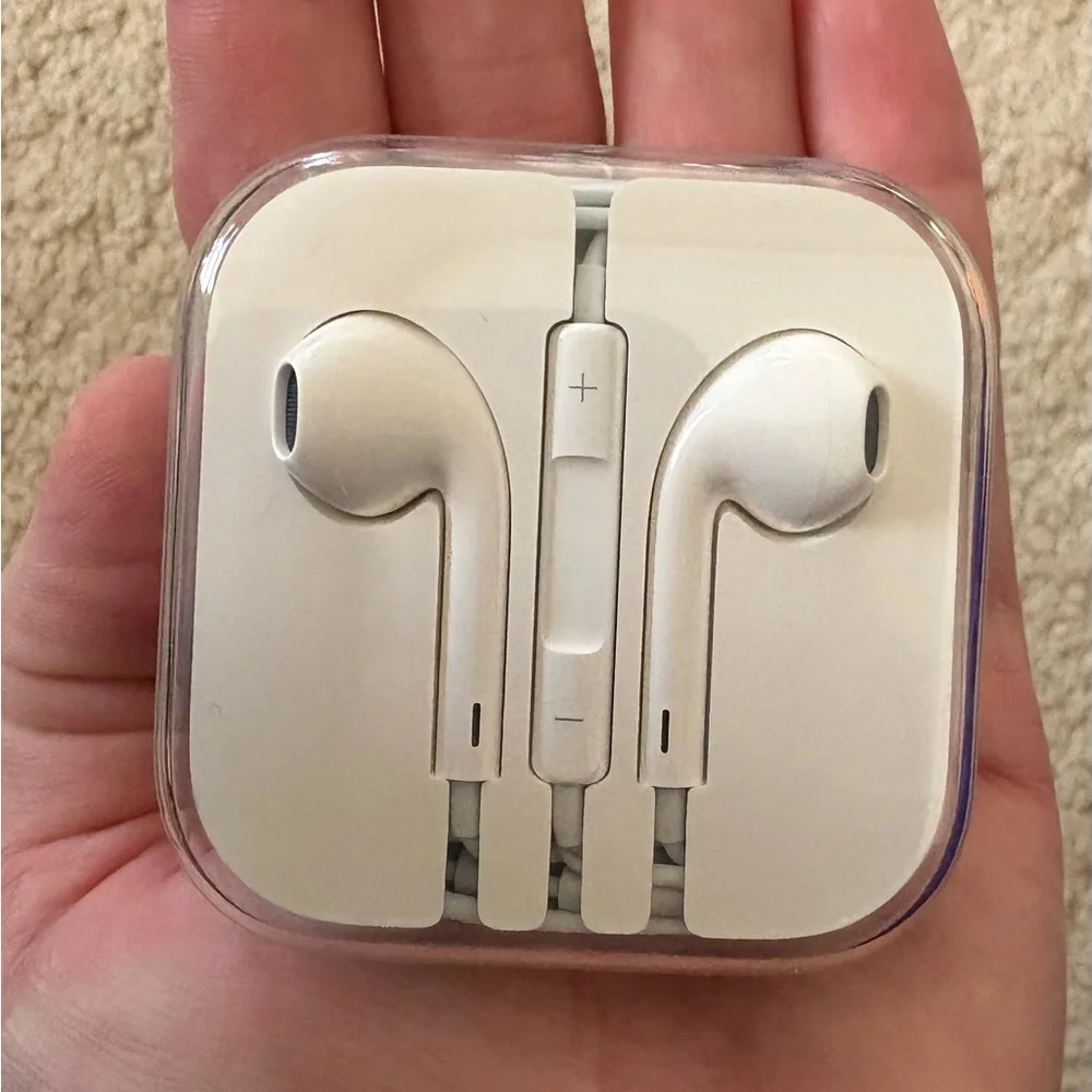 Apple White EarPods with 3.5mm headphone plug, brand new